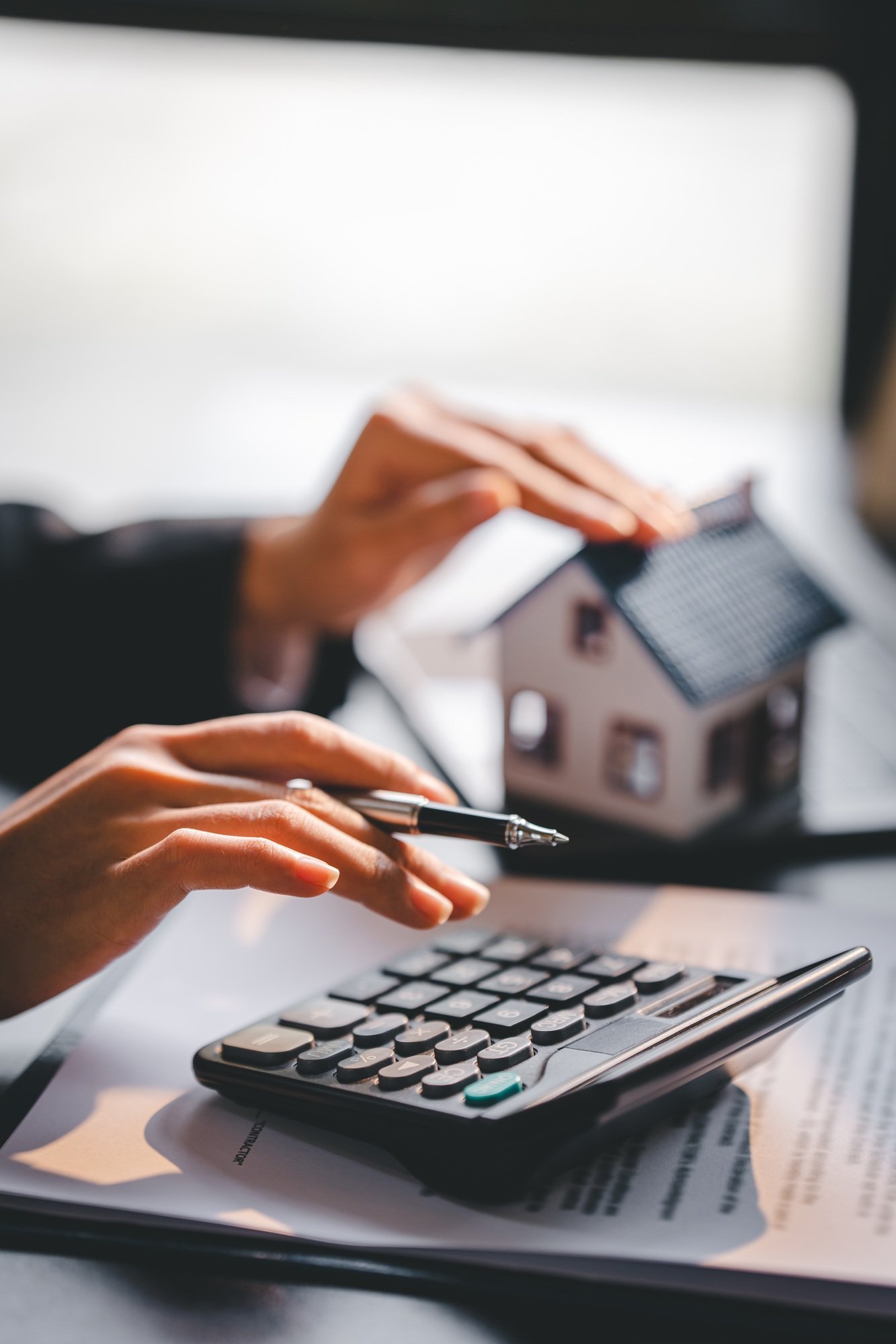 real estate agent Delivering sample homes to customers, mortgage loan contracts. Make a contract for